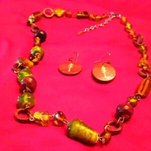 Wooded/Pearl necklace and earrings set.